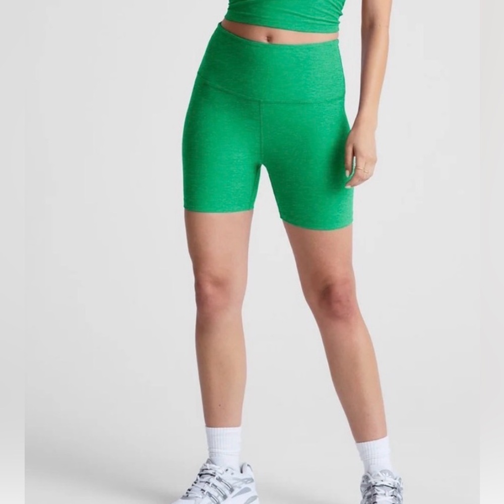 Beyond Yoga Green Space Dye 5” Bike Shorts